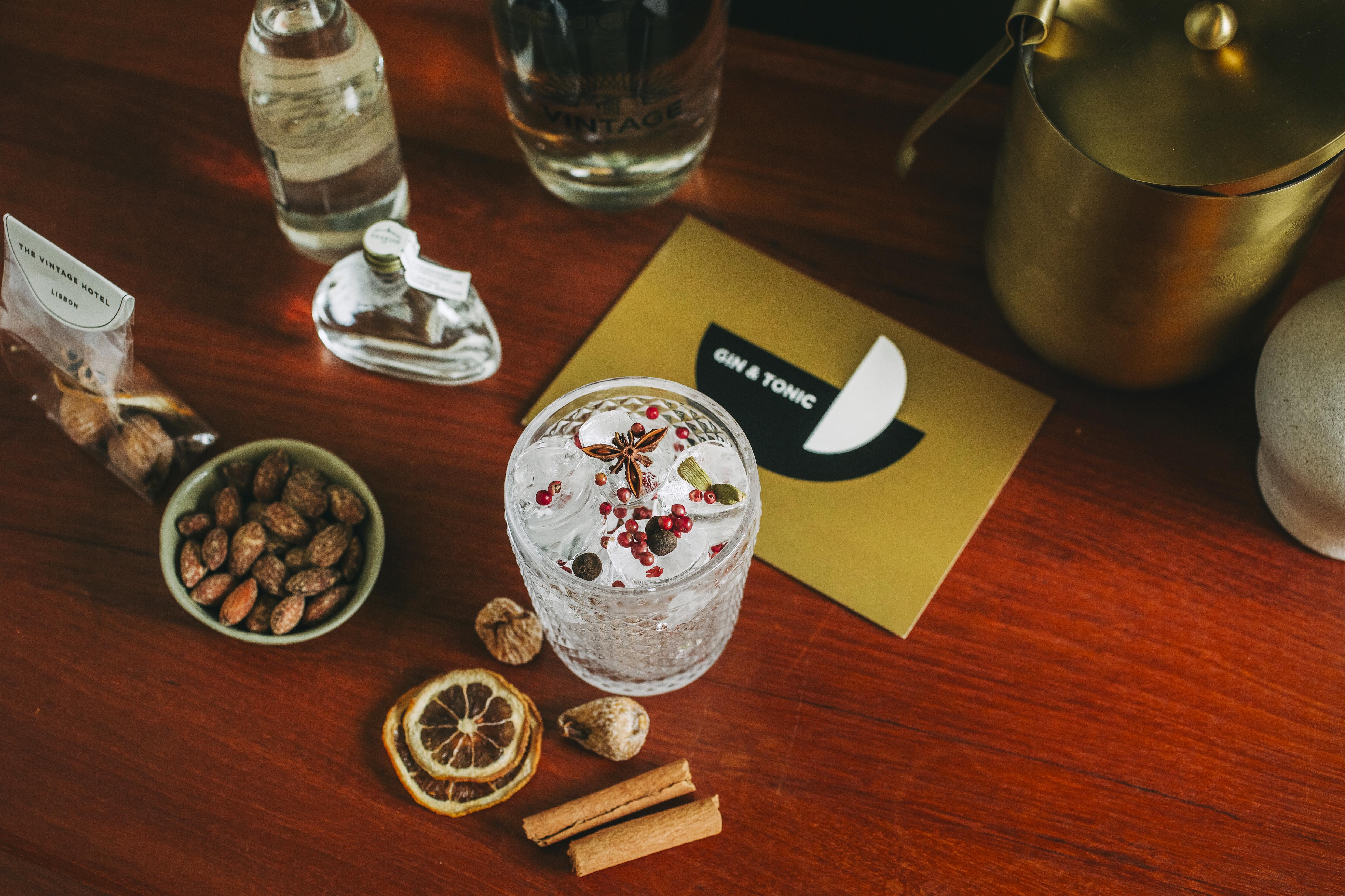 The Vintage Hotel & Spa Лісабон Екстер'єр фото A gin and tonic