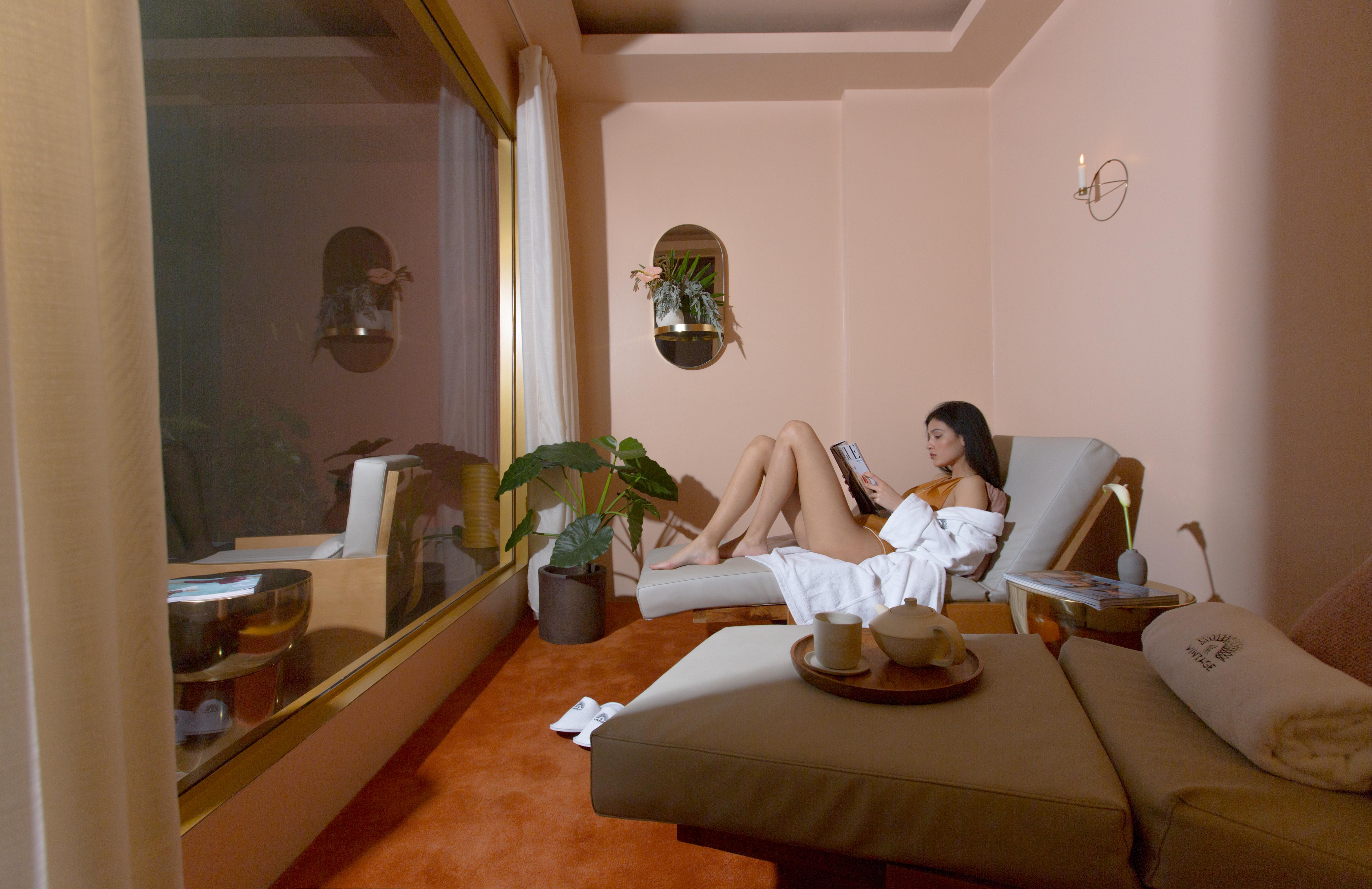 The Vintage Hotel & Spa Лісабон Екстер'єр фото A woman relaxing in a spa