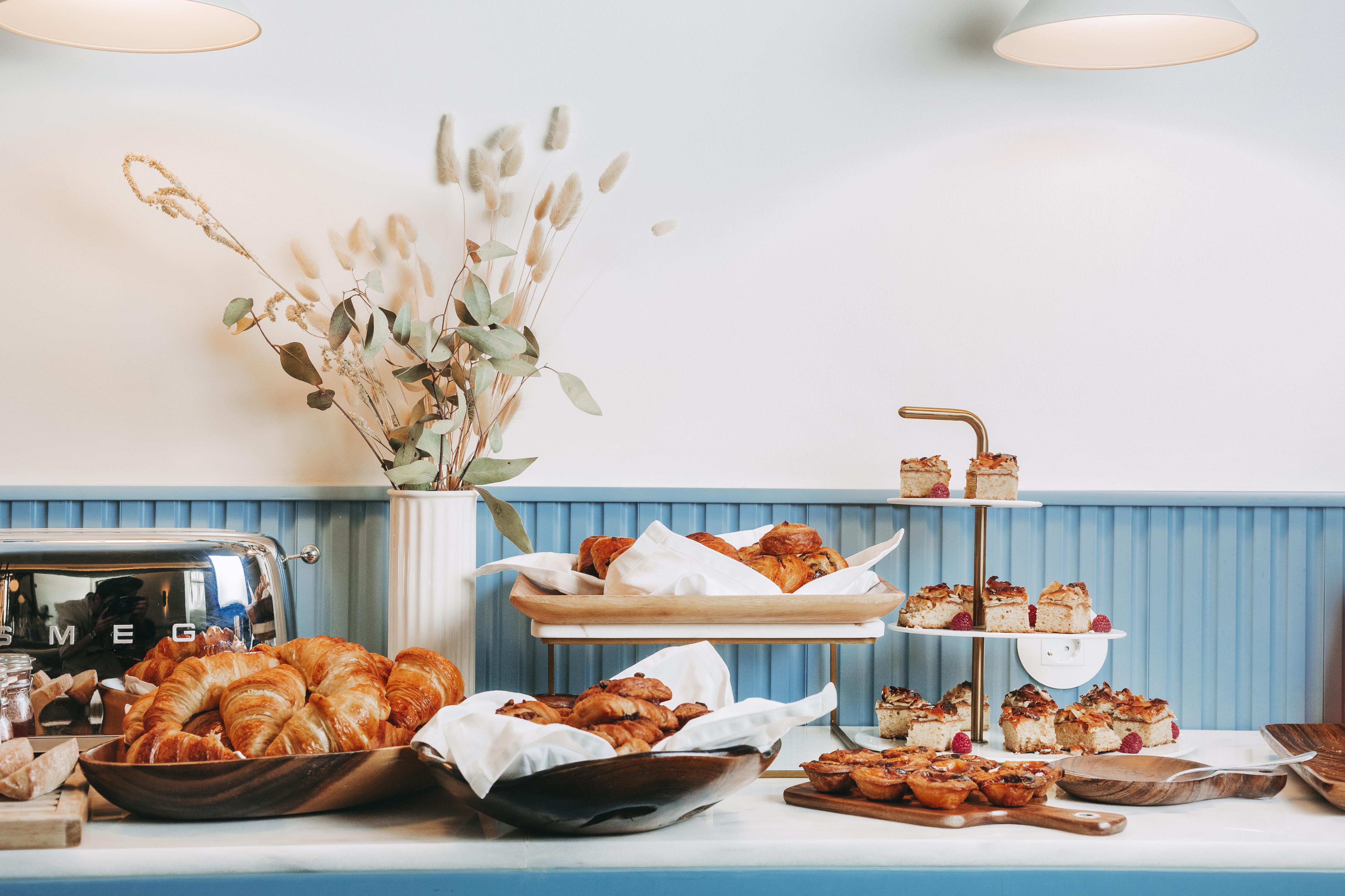 The Vintage Hotel & Spa Лісабон Екстер'єр фото A selection of pastries at a bakery