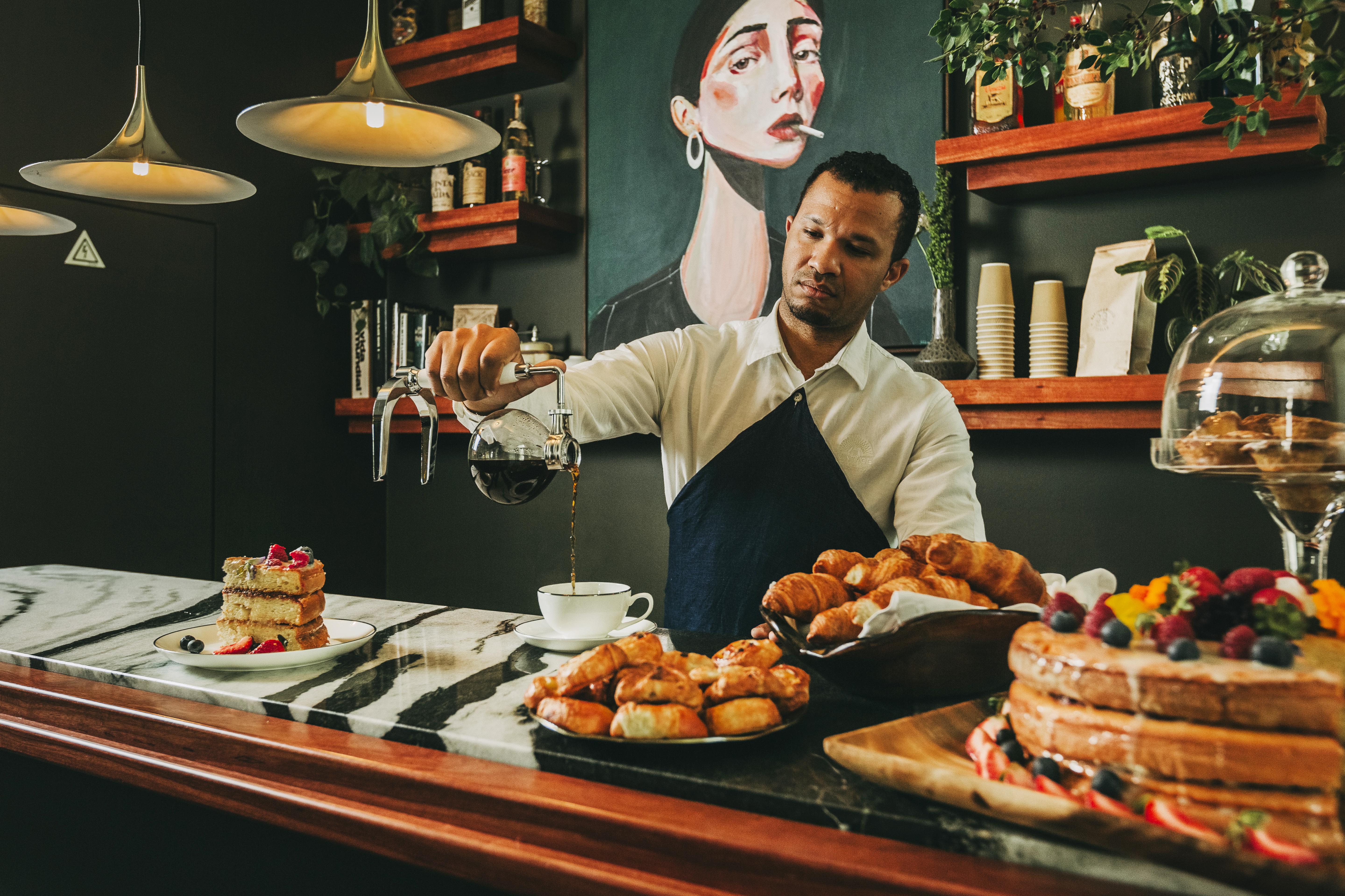 The Vintage Hotel & Spa Лісабон Екстер'єр фото A barista at work