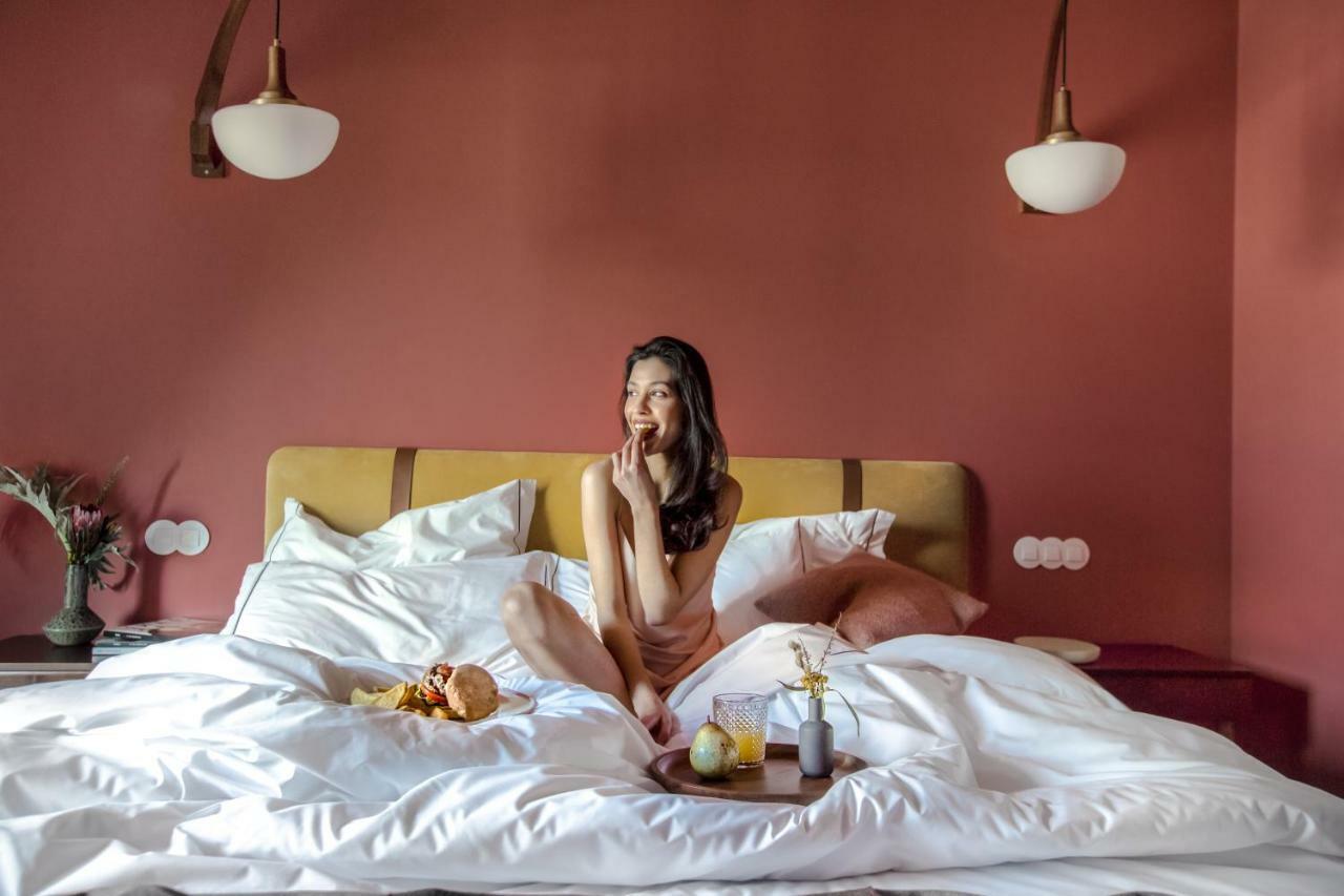 The Vintage Hotel & Spa Лісабон Екстер'єр фото A woman in bed